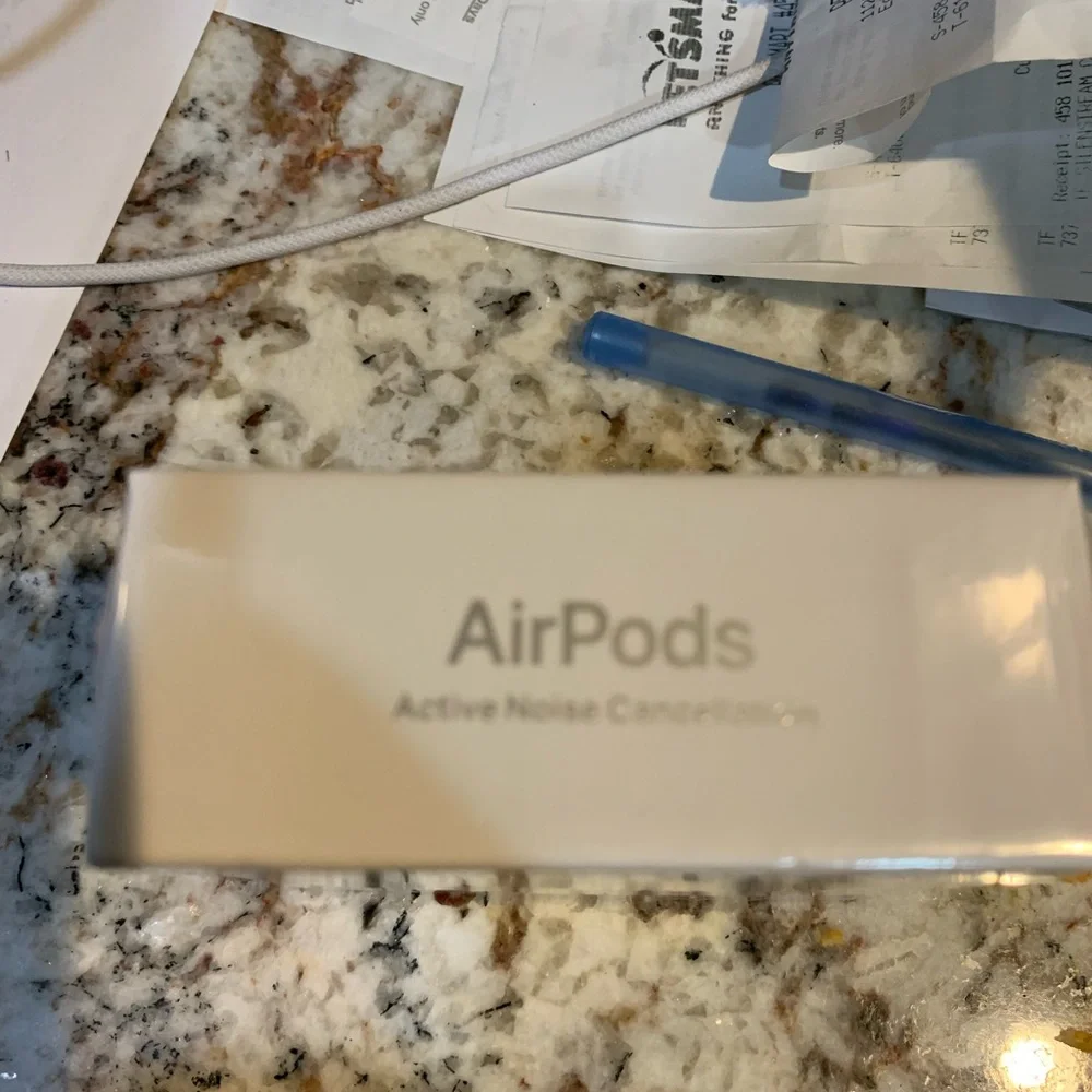 Apple AirPods 4 with ANC - White